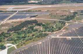 ep asociacion de afectados del vuelo jk5022 confian en que puente ordene retirar las placas solares