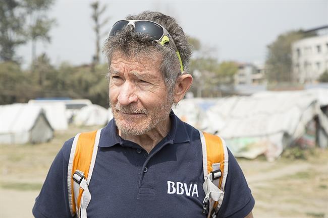 Carlos Soria en el campamento de refugiados | EXPEDICIÓN BBVA ep carlos soriacampamentorefugiados