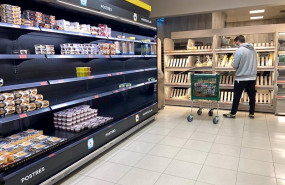 ep compradores acuden a supermercados en el segundo dia laborable del estado de alarma por el