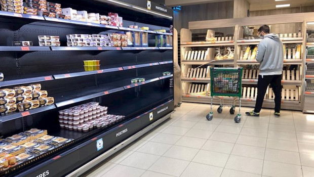 ep compradores acuden a supermercados en el segundo dia laborable del estado de alarma por el