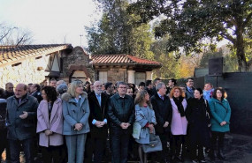 ep el alcalde de bilbao juan mari aburto junto a la corporacion municipal en el homenaje a las