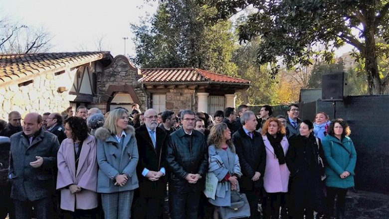 El alcalde de Bilbao, Juan Mari Aburto, junto a la corporación municipal en el homenaje a las víctimas en el Día Internacional de los Derechos Humanos. | EUROPA PRESS ep el alcalde de bilbao juan mari aburto junto a la corporacion municipal en el homenaje a las