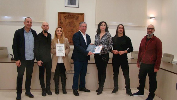 ep el ayuntamiento de quintanar recibe de los promotores del crazy drummers el titulo oficial del