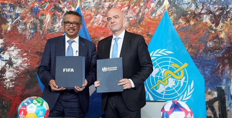 El director general de la OMS, Tedros Adhanom Ghebreyesus, y el presidente de la FIFA, Gianni Infantino, durante la firma del acuerdo en la sede de la OMS en Ginebra (Suiza) | OMS/C.BLACK ep el director general de la oms tedros adhanom ghebreyesus y el presidente de la fifa gianni