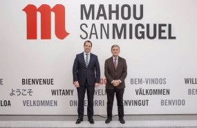ep el director general de la unidad de negocio espana de mahou san miguel peio arbeloa y el