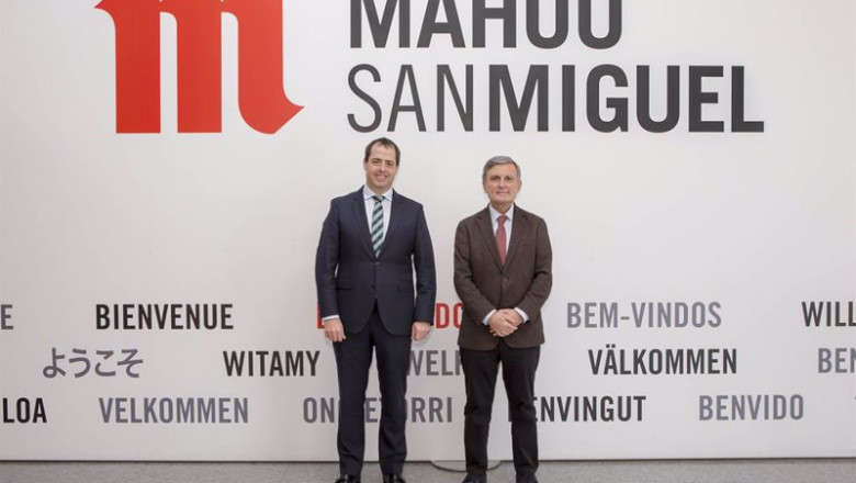 El director general de la Unidad de Negocio España de Mahou San Miguel, Peio Arbeloa, y el presidente de Paradores, Pedro Saura | MAHOU SAN MIGUEL ep el director general de la unidad de negocio espana de mahou san miguel peio arbeloa y el