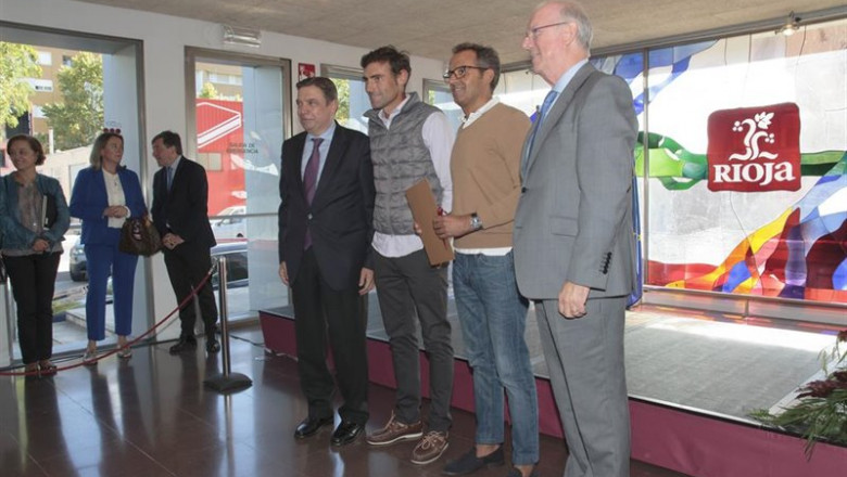 El ministro de Agricultura, Pesca y Alimentación, Luis Planas (1i) y el presidente del Consejo Regulador de la Rioja,unto a los viticultores que han recibido el reconocimiento de viñedos singulares en el acto de reconomieciento de los primeros `Viñedos S | Alberto Ruiz - Europa Press ep el ministro de agricultura pesca y alimentacion luis planas 1i y el presidente del consejo