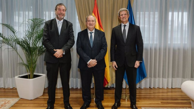 ep el ministro de industria y turismo jordi hereu junto al presidente de sernauto francisco j
