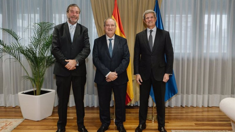 El ministro de Industria y Turismo, Jordi Hereu, junto al presidente de Sernauto, Francisco J. Riberas, a su izquierda, y al director general de la asociación, José Portilla, a su derecha. | DAVID LOPEZ VILLALTA ep el ministro de industria y turismo jordi hereu junto al presidente de sernauto francisco j