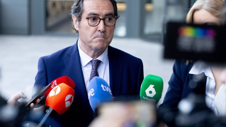 ep el presidente de la ceoe antonio garamendi atiende a los medios de comunicacion durante un ep el presidente de la ceoe antonio garamendi atiende a los medios de comunicacion durante un