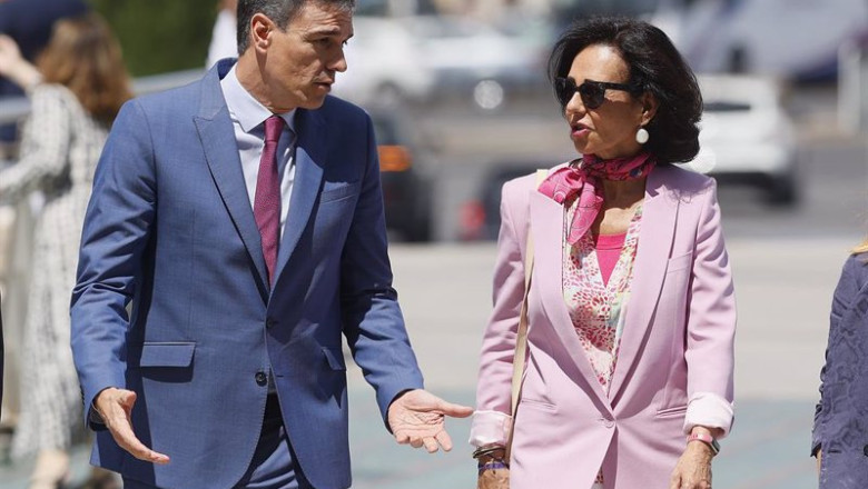 ep el presidente del gobierno pedro sanchez y la presidenta del banco santander ana botin conversan ep el presidente del gobierno pedro sanchez y la presidenta del banco santander ana botin conversan