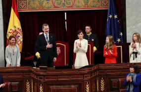 ep el rey acompanado de la reina y sus hijas agradece los aplausos tras pronunciar su discurso de