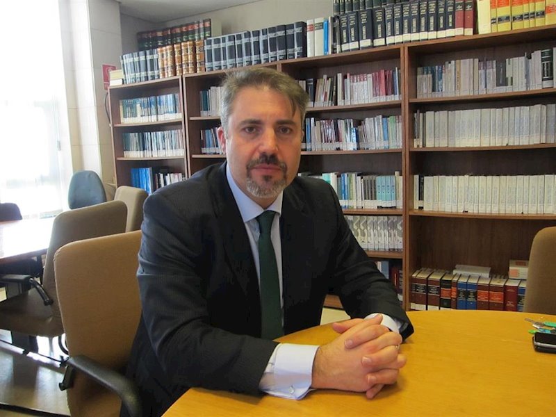 ep el titular del juzgado de instruccion numero 3 y decano de santiago andres lago louro