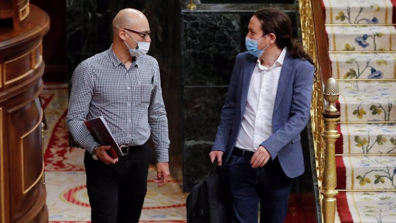 ep el vicepresidente tercero del gobierno pablo iglesias conversa con el diputado de unidas podemos ep el vicepresidente tercero del gobierno pablo iglesias conversa con el diputado de unidas podemos