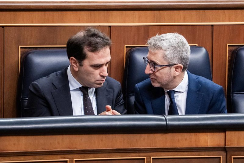 https://img2.s3wfg.com/web/img/images_uploaded/5/6/ep_el_vicepresidente_y_ministro_de_economia_carlos_cuerpo_y_el_ministro_de_hacienda_arcadi_espana.jpg