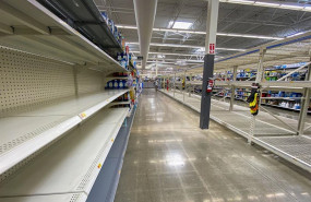 ep estanterias vacias en un establecimiento walmart