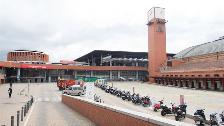 Exterior de la Estación de Atocha y un camión de la Unidad Militar de Emergencias (UME) junto a la entrada, durante el estado de alarma decretado por el coronavirus, en Madrid (España), a 16 de marzo de 2020. | Joaquin Corchero / Europa Press ep exterior de la estacion de atocha y un camion de la unidad militar de emergencias ume junto a la