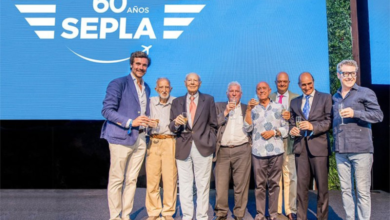 Fernando Miragaya, actual presidente de Sepla (izda) junto a Francisco Torres Arias, uno de los cuatro fundadores de Sepla, y a continuación seis expresidentes de diferentes etapas de su historia. | SEPLA ep fernando miragaya actual presidente de sepla izda junto a francisco torres arias uno de los