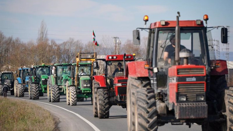 ep ganaderos y agricultores realizan una protesta con tractores por la situacion del sector a 10 de ep ganaderos y agricultores realizan una protesta con tractores por la situacion del sector a 10 de