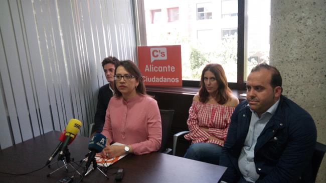 Giraldo junto a sus compañeros de Cs, en una imagen de archivo | Europa Press ep giraldoacompaneroscs enimagenarchivo