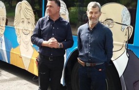 ep juan antonio delgadojulio rodriguez de podemos en el tramabus
