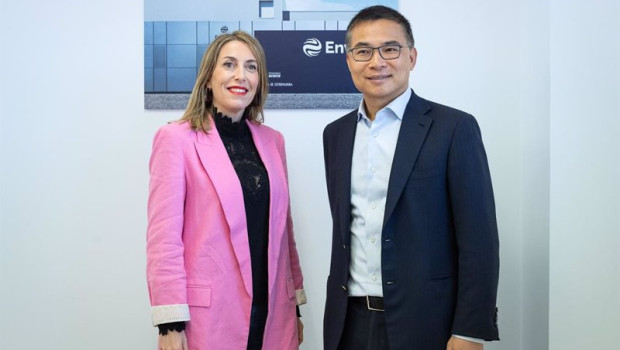 ep la presidenta de la junta de extremadura maria guardiola con el presidente de envision group ley