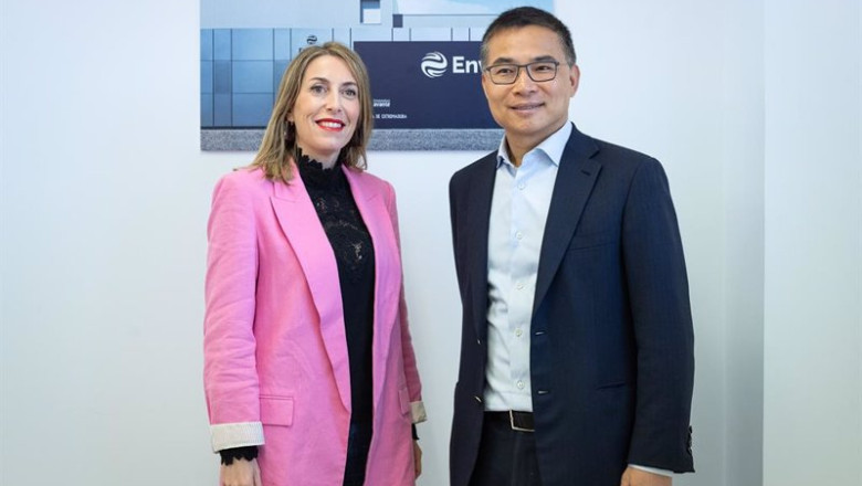 La presidenta de la Junta de Extremadura, María Guardiola, con el presidente de Envision Group, Ley Zhang, | JUNTA DE EXTREMADURA ep la presidenta de la junta de extremadura maria guardiola con el presidente de envision group ley