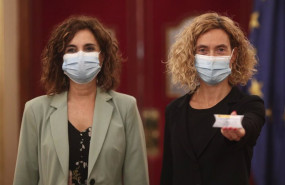 ep la presidenta del congreso de los diputados meritxell batet ensena el pendrive que contiene el
