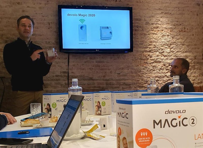 ep marcel schull devolo ag presenta los nuevos adaptadores de red de devolo en un evento de prensa