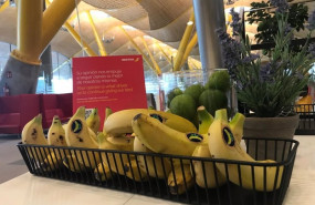 ep platano de canarias en la sala vip de iberia en el aeropuerto de barajas