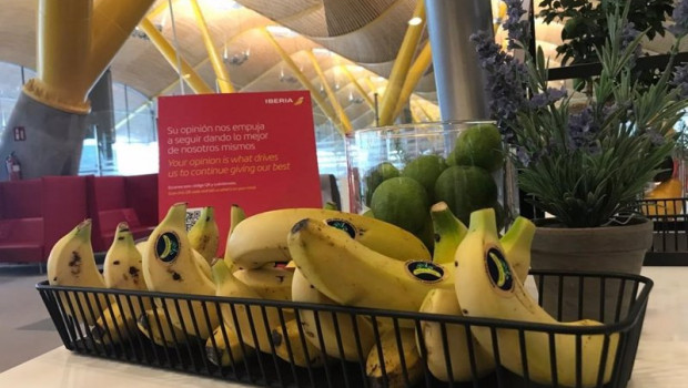 ep platano de canarias en la sala vip de iberia en el aeropuerto de barajas
