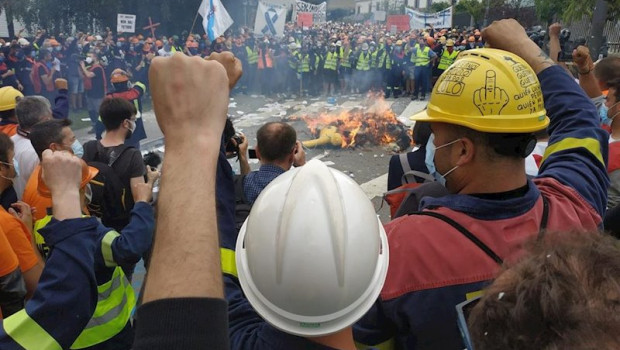 ep protesta de trabajadores de alcoa ante la xunta