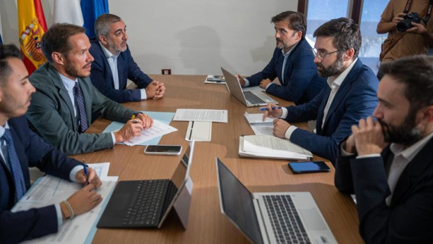 ep reunion entre representantes del gobierno de canarias y el gobierno central para abordar un plan