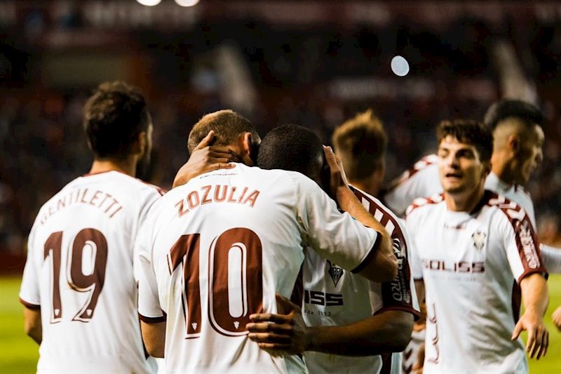 ep roman zozulia celebra un gol con el albacete balompie