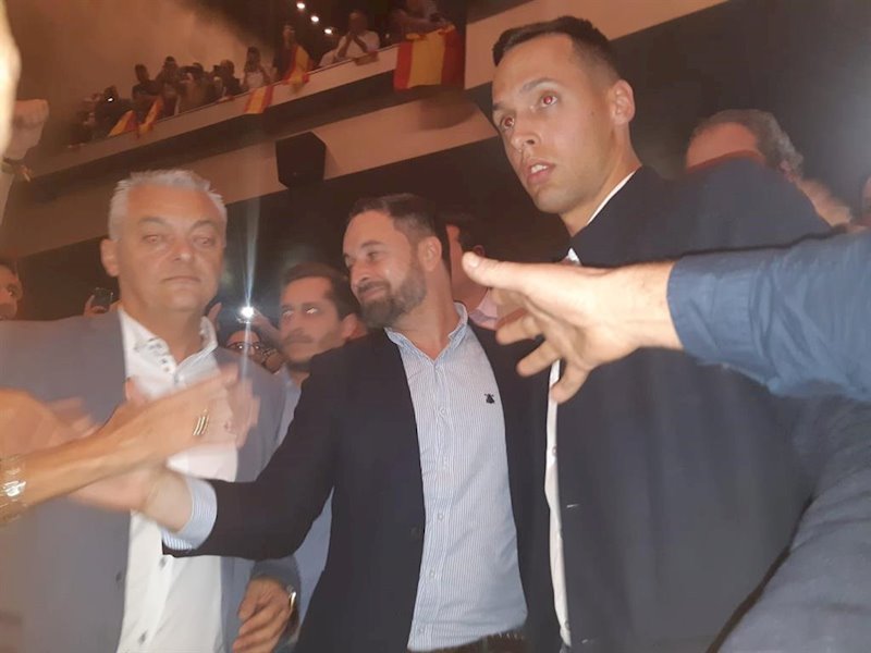 ep santiago abascal entrando en el nuevo teatro infanta leonor