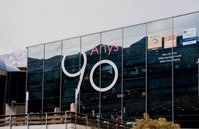 ep sede del grupo andbank en escaldes-engordany andorra con el logotipo del 90 aniversario que