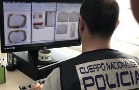 ep un agenteelche observa joyas denunciadasun ordenador