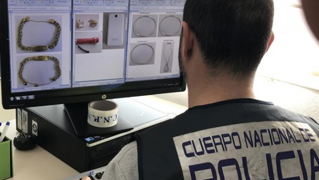 ep un agenteelche observa joyas denunciadasun ordenador