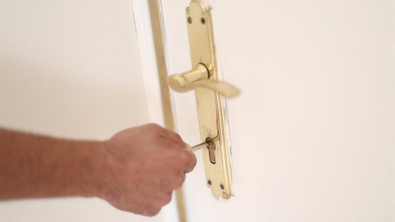 Un hombre introduce una llave en la cerradura de la puerta de una vivienda. | Eduardo Parra - Europa Press - Archivo ep un hombre introduce una llave en la cerradura de la puerta de una vivienda