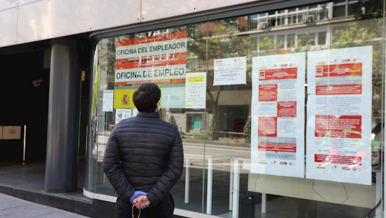Un hombre pasa con su perro frente a una oficina de Empleo. | Marta Fernández Jara - Europa Press ep un hombre pasa con su perro frente a una oficina de empleo en la capital dos dias despues de que