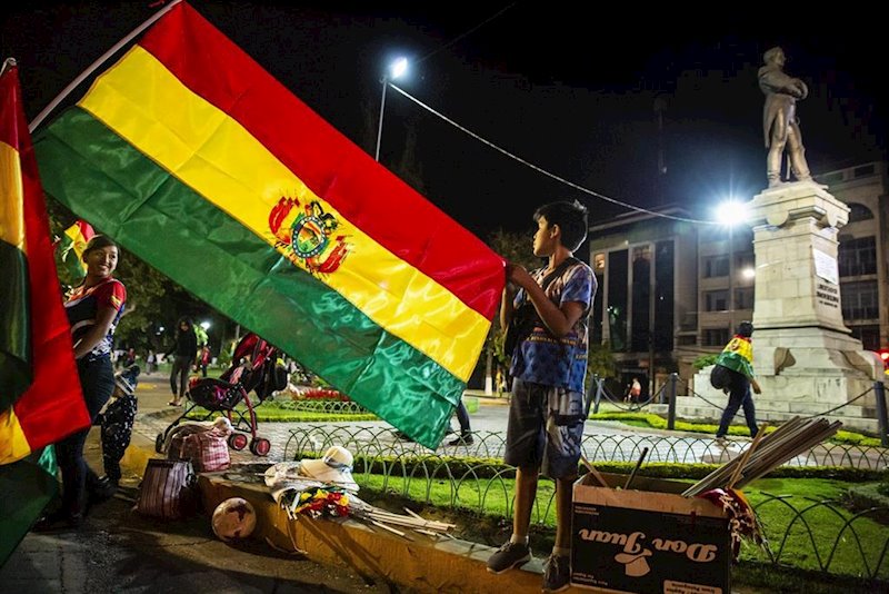 ep un joven con una bandera de bolivia