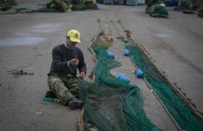 ep un pescador remienda sus redes en sanlucar de barrameda cadiz