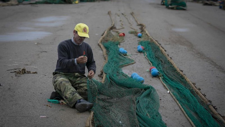 ep un pescador remienda sus redes en sanlucar de barrameda cadiz