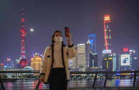 ep una mujer con mascara se saca una foto en shangai