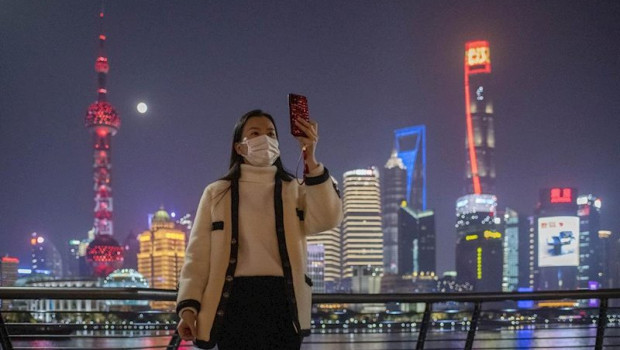 ep una mujer con mascara se saca una foto en shangai