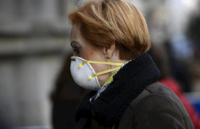 ep una mujer con mascarilla se dirige a la basilica de jesus de medinaceli en madrid espana a 6 de