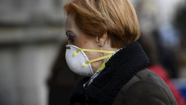 ep una mujer con mascarilla se dirige a la basilica de jesus de medinaceli en madrid espana a 6 de