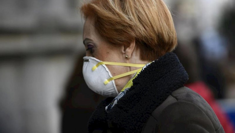 ep una mujer con mascarilla se dirige a la basilica de jesus de medinaceli en madrid espana a 6 de