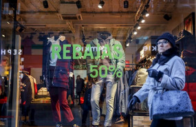 ep una mujer pasea junto a una tienda de ropa en madrid