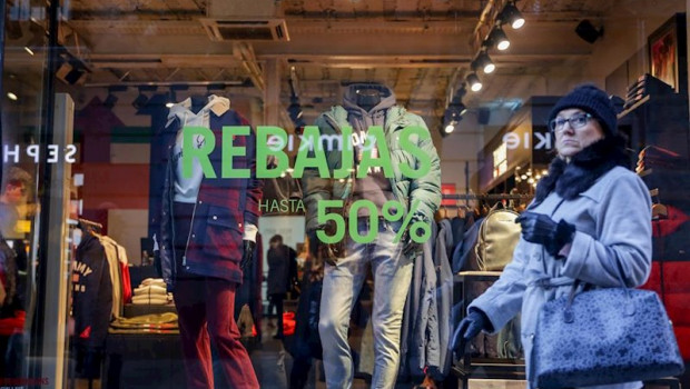 ep una mujer pasea junto a una tienda de ropa en madrid